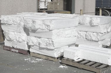 Pallets with compacted polystyrene blocks